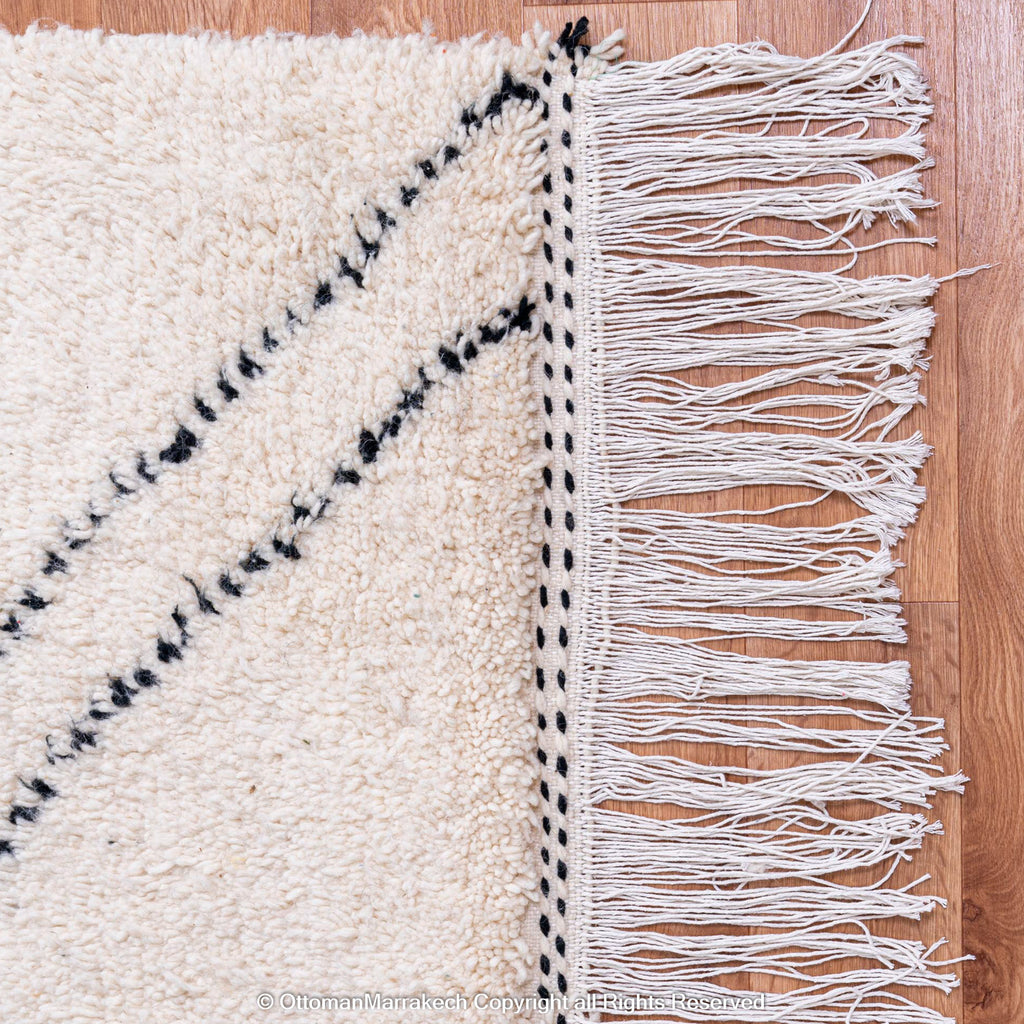 Moroccan Flatweave Rug: Lightweight and Versatile Design