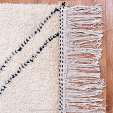 Load image into Gallery viewer, Moroccan Flatweave Rug: Lightweight and Versatile Design