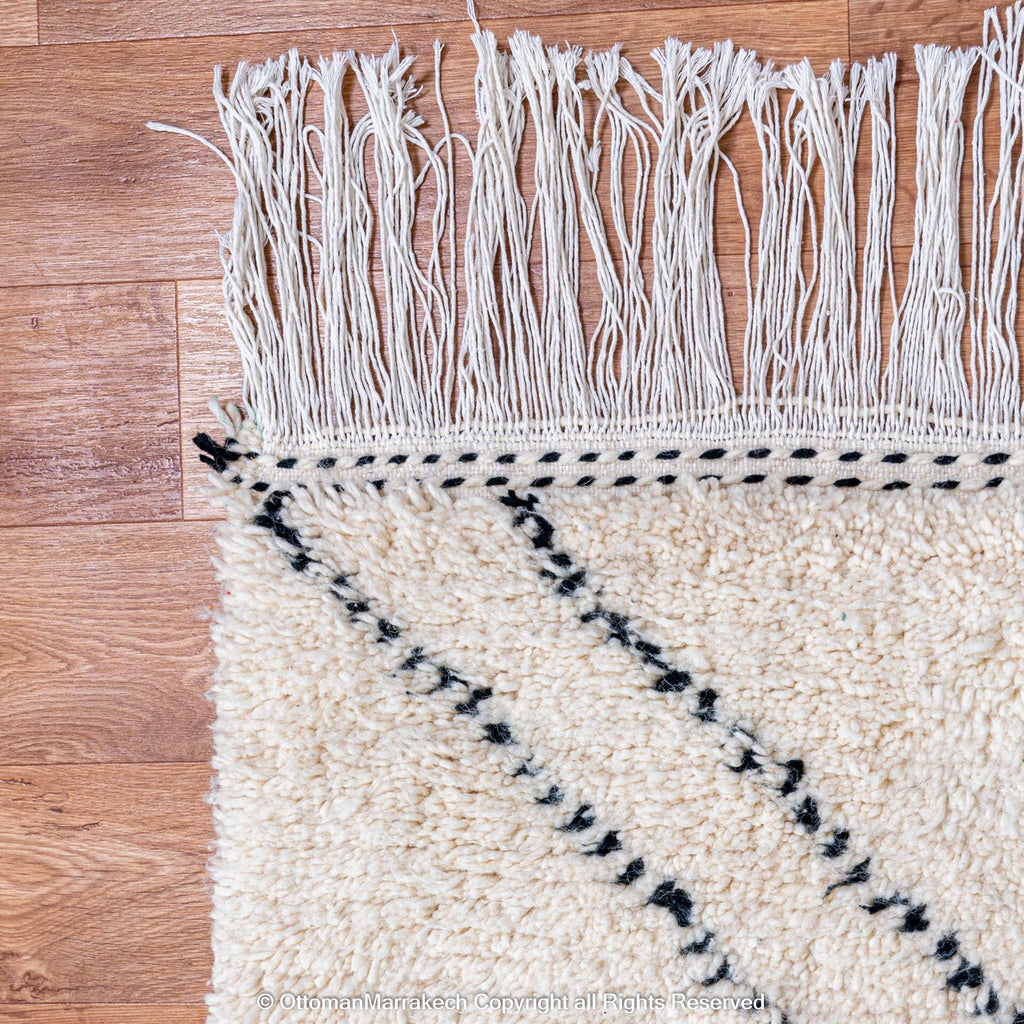 Moroccan Flatweave Rug: Lightweight and Versatile Design