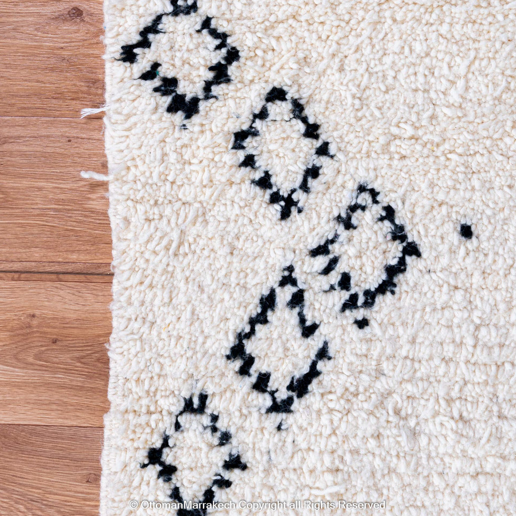 Moroccan Flatweave Rug: Lightweight and Versatile Design