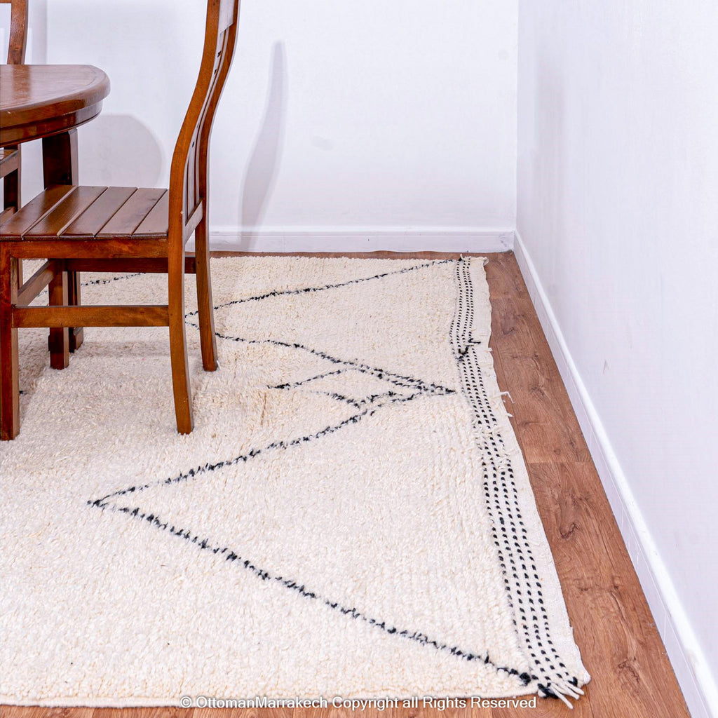 Moroccan Flatweave Rug: Lightweight and Versatile Design