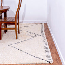 Load image into Gallery viewer, Moroccan Flatweave Rug: Lightweight and Versatile Design