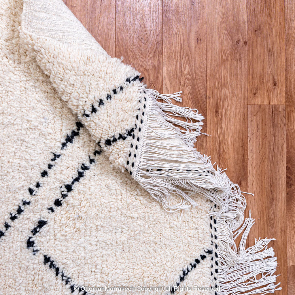 Moroccan Flatweave Rug: Lightweight and Versatile Design