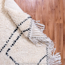 Load image into Gallery viewer, Moroccan Flatweave Rug: Lightweight and Versatile Design