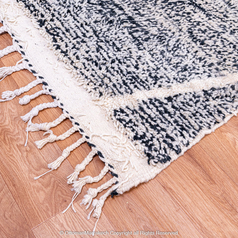 Moroccan Diamond Mist Grey Rug – Black and White Fleece with White Lined Diamond Pattern