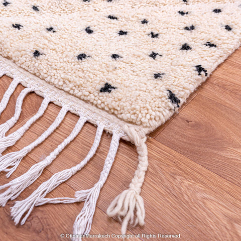 Moroccan Polka Dot Withe Rug: Withe Patterned Rug With Black Dots