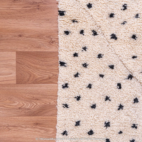 Moroccan Polka Dot Withe Rug: Withe Patterned Rug With Black Dots