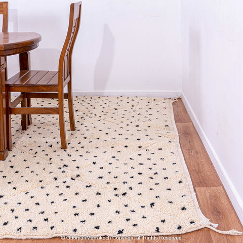 Moroccan Polka Dot Withe Rug: Withe Patterned Rug With Black Dots